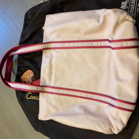 COACH Poppy Metallic Fuchsia Pink Hearts Glam Tote - Picture 4 of 5